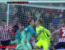 فيديو| لاعب برشلونة يسقط أرضا ويبتلع لسانه!