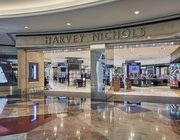 ملابس وشنط "أوف وايت" تصل دبي: "هارفي نيكلز" في تقدم جديد